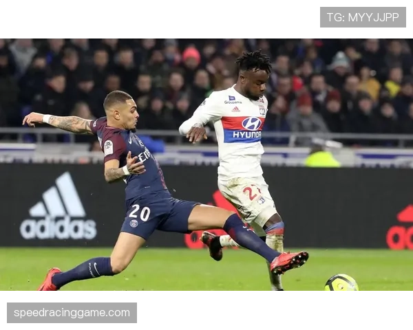 特写:朗斯主场球迷在球队保级关键战前展示巨型TIFO 特写:朗斯主场球迷在球队保级关键战前展示巨型TIFO